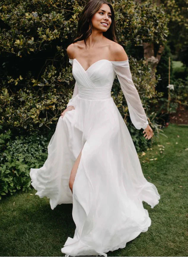 Vestidos de novia de gasa con mangas largas, corte A y hombros descubiertos con abertura