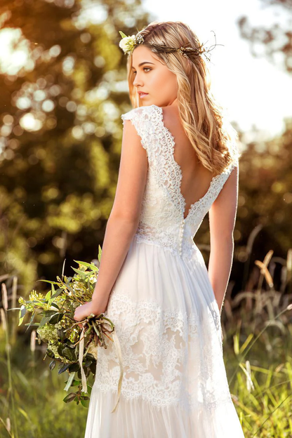A-Linien-Brautkleid mit V-Ausschnitt, langen Flügelärmeln, applizierter Spitze und Tüll