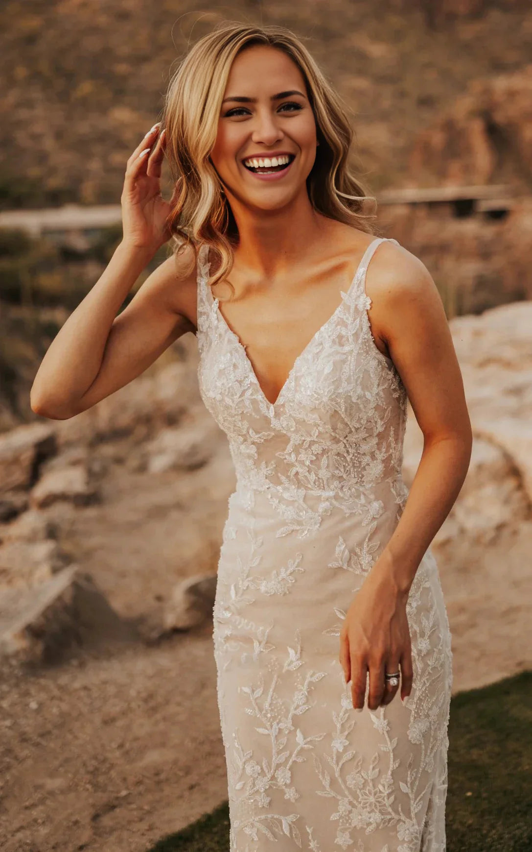 Vestido de novia de sirena con escote en V, encaje, sin mangas y cola larga, sencillo, elegante y etéreo.