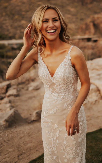 Vestido de novia de sirena con escote en V, encaje, sin mangas y cola larga, sencillo, elegante y etéreo.