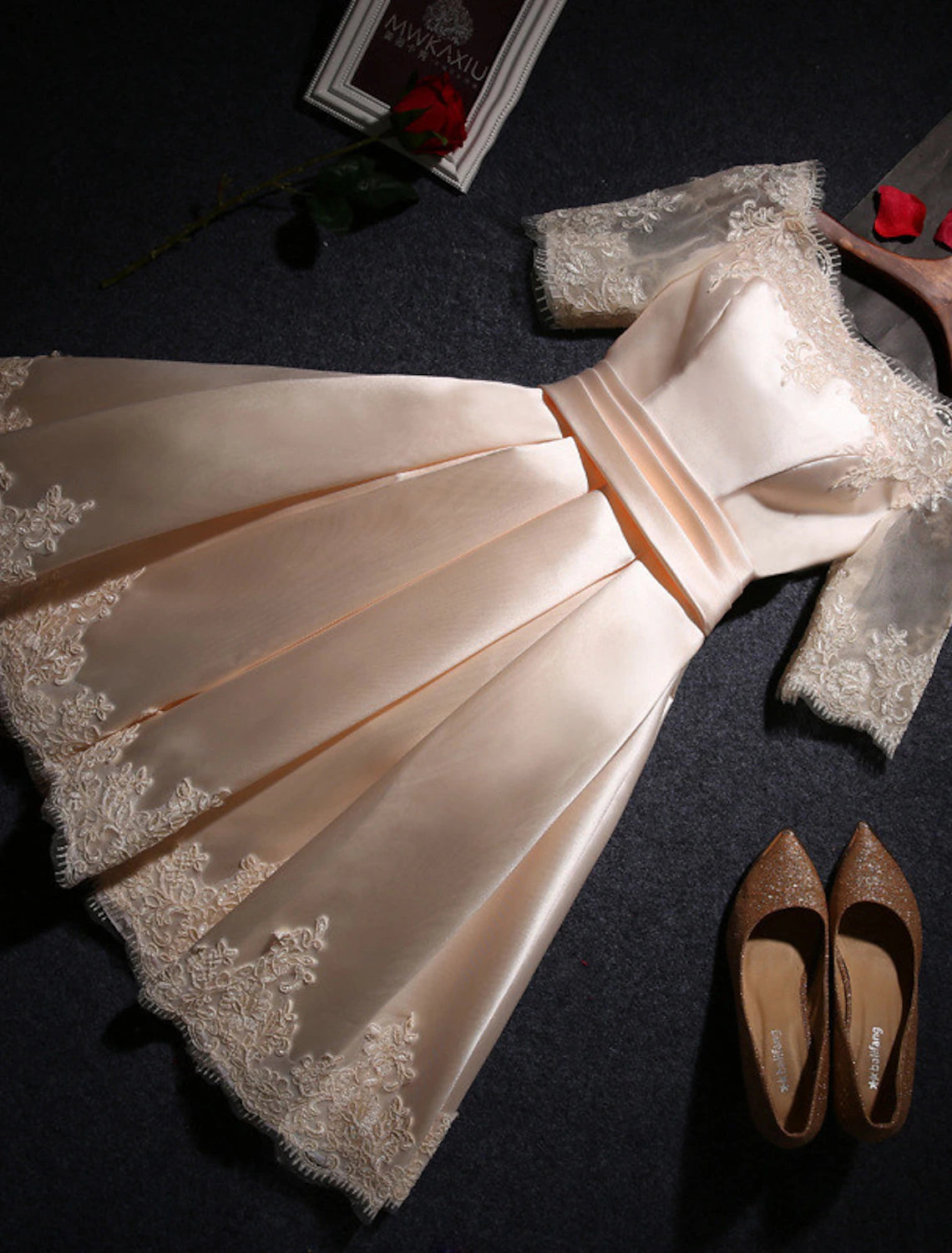 Vestido de dama de honor de corte A, hombros descubiertos, manga corta, elegante, corto/mini, de satén con encaje