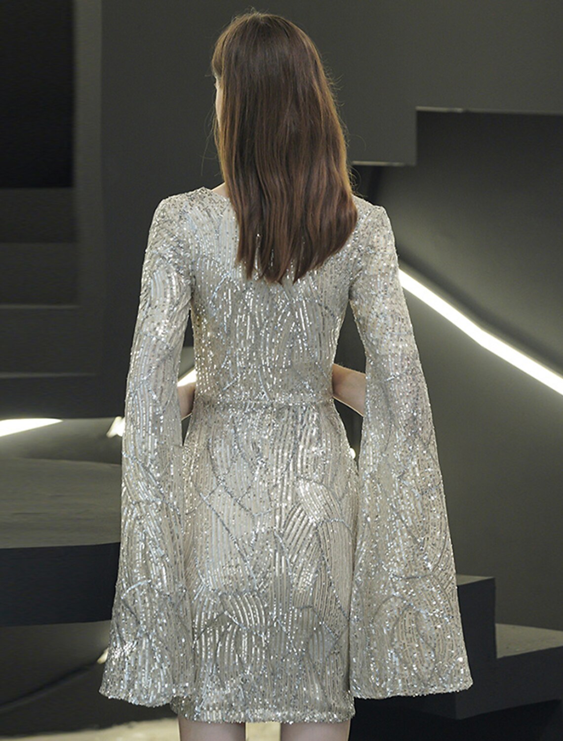 Vestido de cóctel elegante con escote en V, manga larga, corto/mini, con lentejuelas y abertura en la parte delantera.