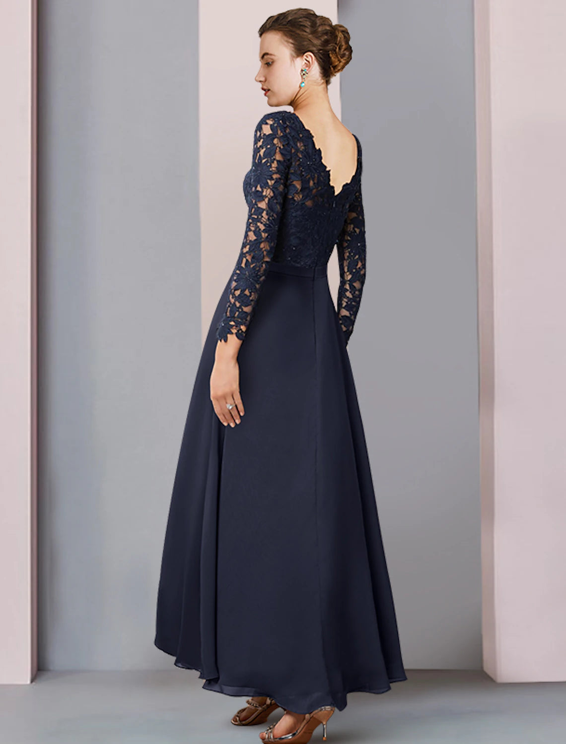 Vestido de Madre de la Novia con Corte en Columna, Estilo Vintage, Elegante, con Escote en V, Asimétrico, de Gasa y Encaje, Manga Larga con Pliegues