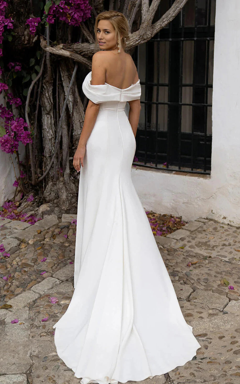 Vestido de novia de satén con corte sirena, hombros descubiertos, cremallera y abertura