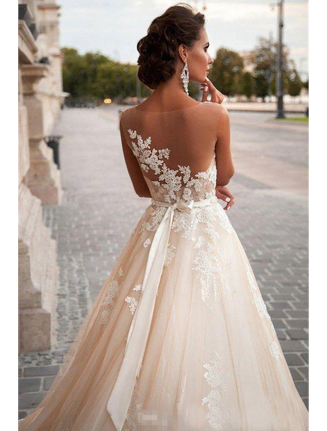Verlobungs-Brautkleider mit offenem Rücken, Ballkleid, Illusionsausschnitt, ärmellos, Hofschleppe, Satin-Brautkleider mit Applikationen