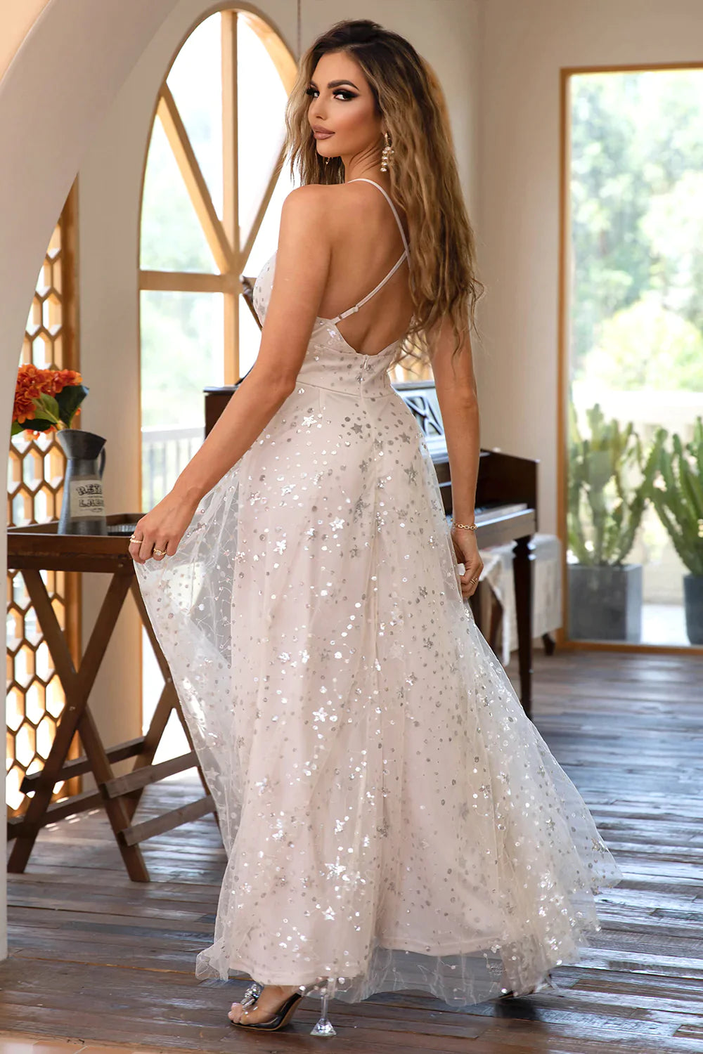 Vestido de fiesta largo clásico de corte A con tirantes finos en color champán claro y brillo