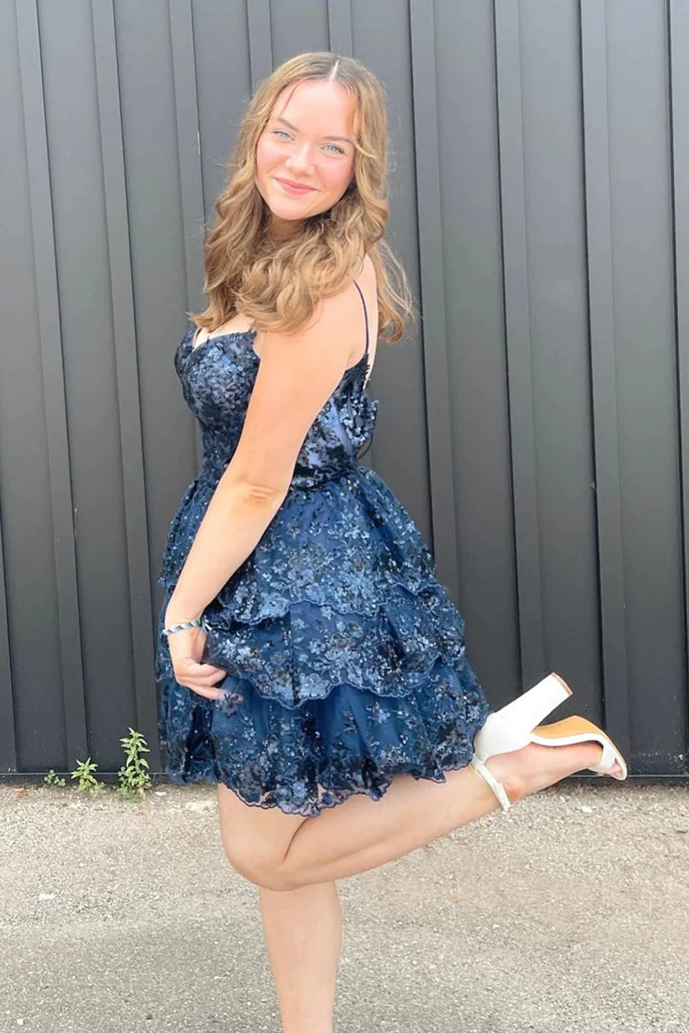 Vestido de graduación corto en color lila, corte A, tirantes finos, vestido de bienvenida con volantes de encaje