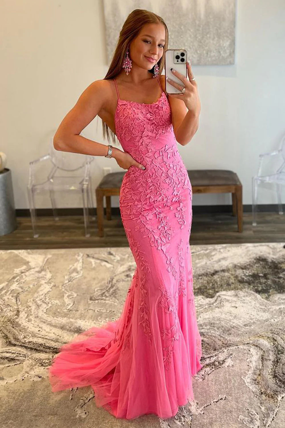 Vestido de fiesta de encaje con tirantes finos y corte sirena
