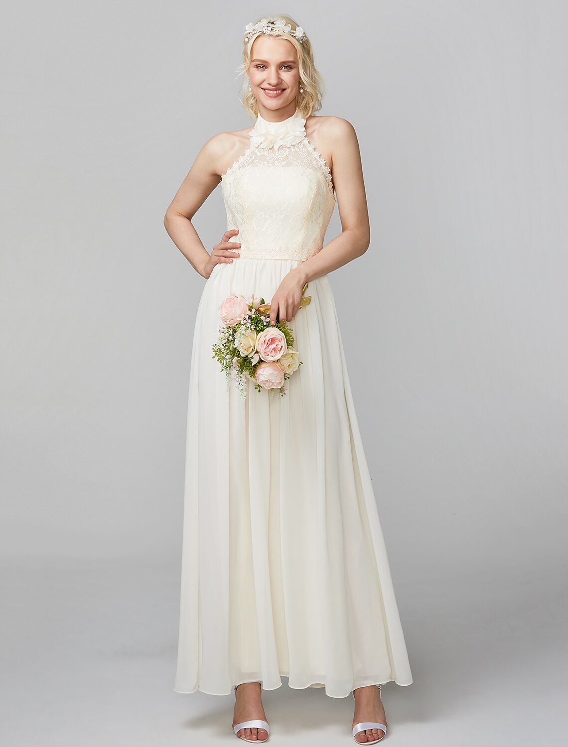 Vestido de dama de honor de corte tubo, cuello alto, largo hasta el suelo, de gasa y encaje, con faja, cinta y pliegues.