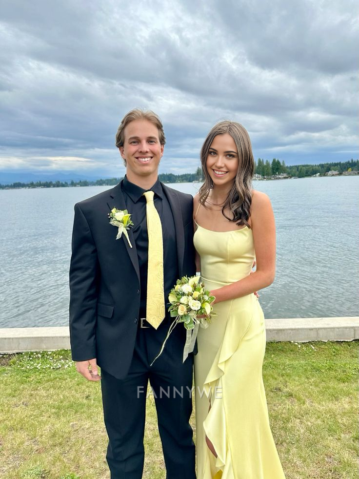 Vestido tubo con tirantes finos y volantes de satén amarillo claro, largo formal, para dama de honor, de noche, para fiesta de graduación.