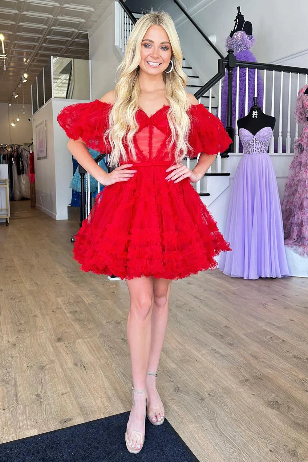 Hermoso vestido de fiesta azul real con corte en A y hombros descubiertos