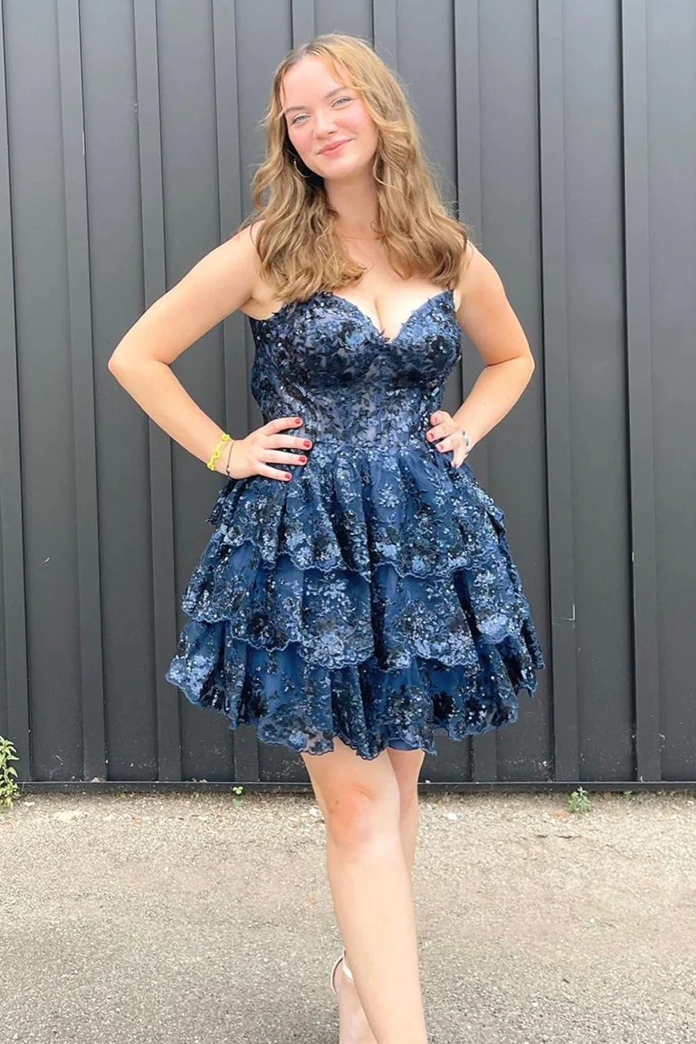 Vestido de graduación corto en color lila, corte A, tirantes finos, vestido de bienvenida con volantes de encaje