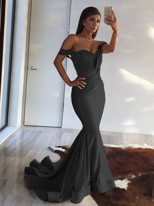 Vestidos de licra con corte sirena, sin mangas, hombros descubiertos, cola larga y volantes