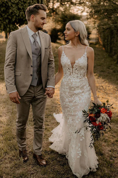 Vestidos de novia de tul con escote en V y apliques de sirena