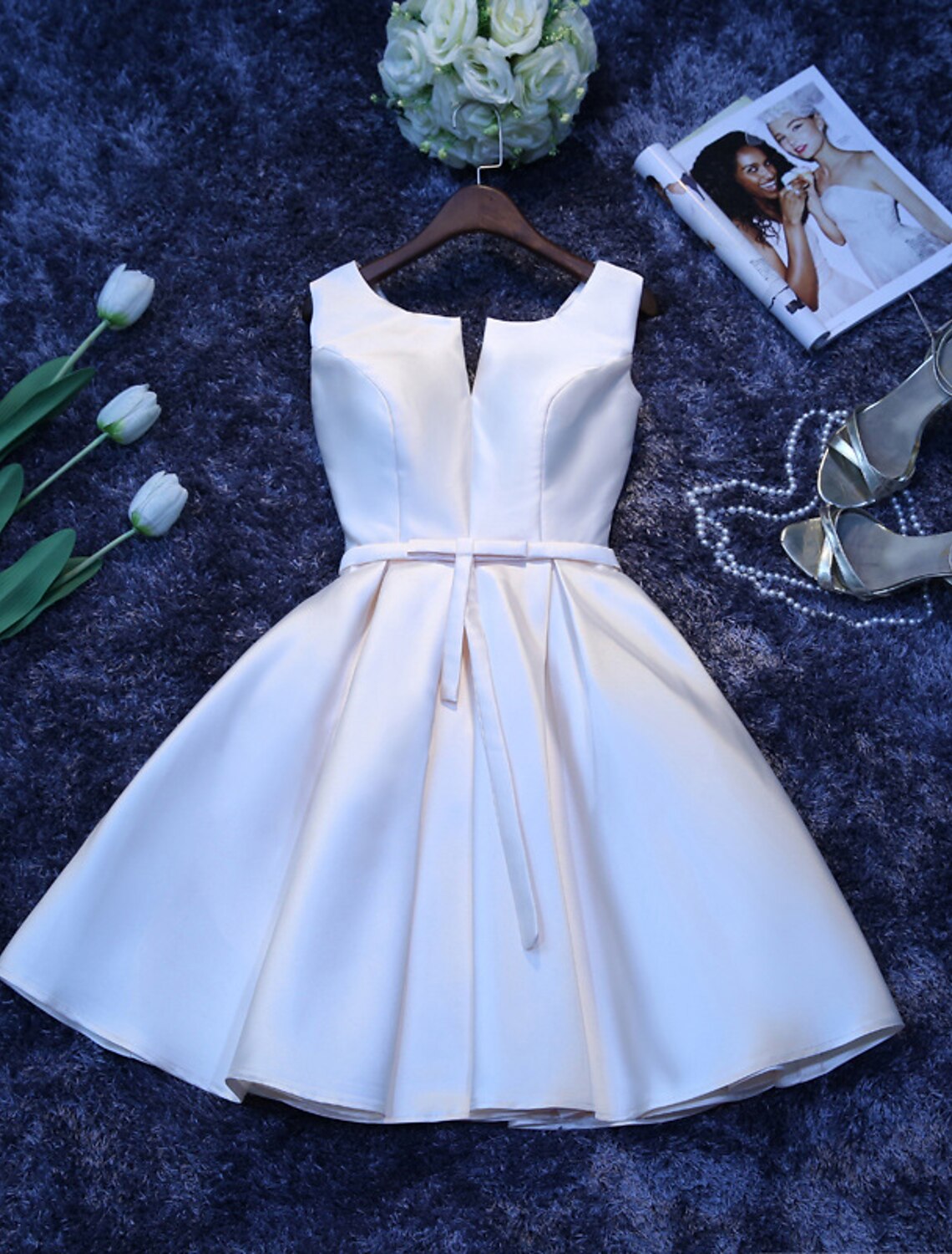 Vestido de dama de honor de corte A, escote joya, sin mangas, espalda hermosa, largo hasta la rodilla, satén con lazo(s)/banda