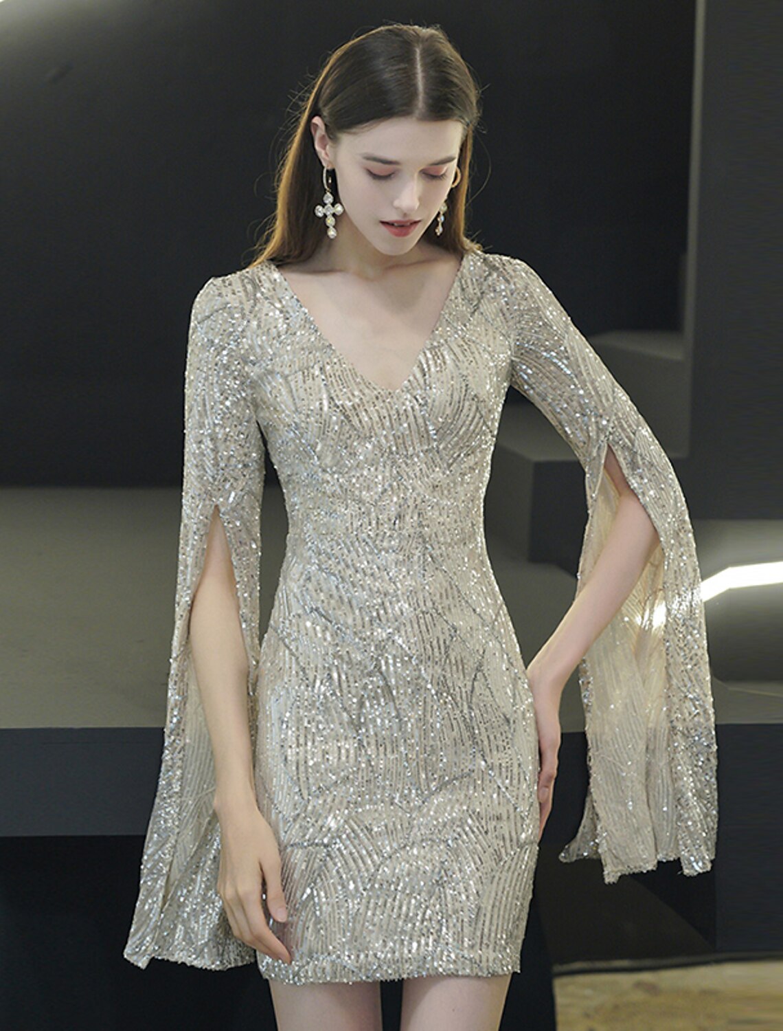 Vestido de cóctel elegante con escote en V, manga larga, corto/mini, con lentejuelas y abertura en la parte delantera.