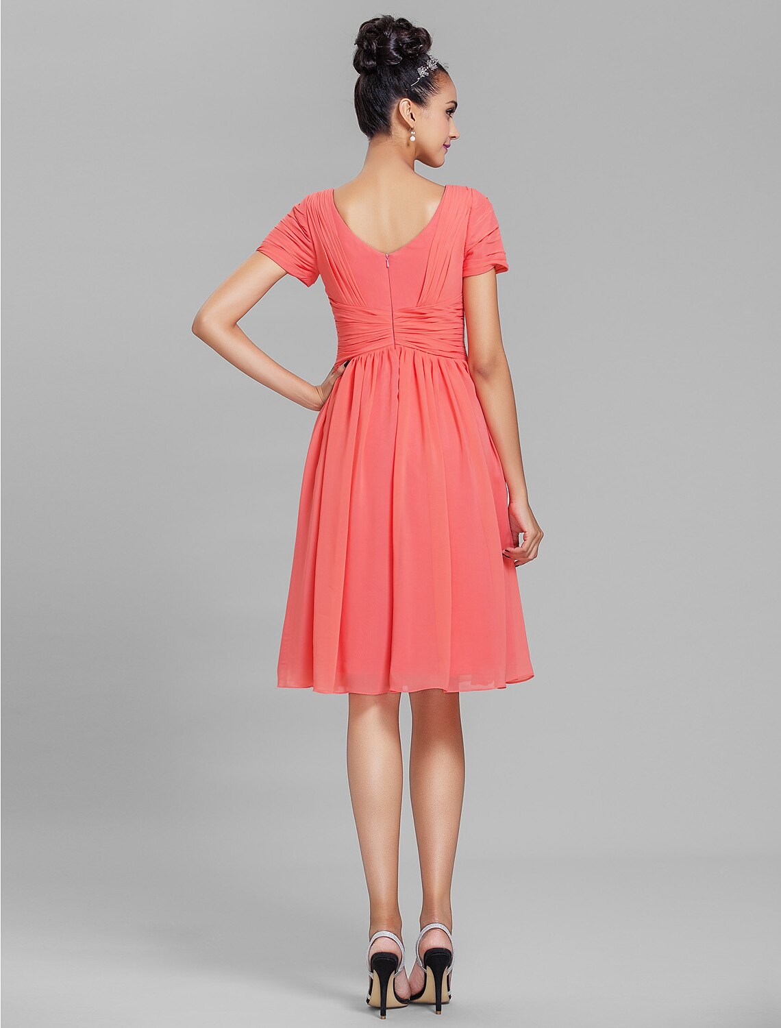 Vestido de dama de honor con corte tubo/columna, escote en V, manga corta, inspiración vintage, largo hasta la rodilla, de gasa con fruncido/drapeado.