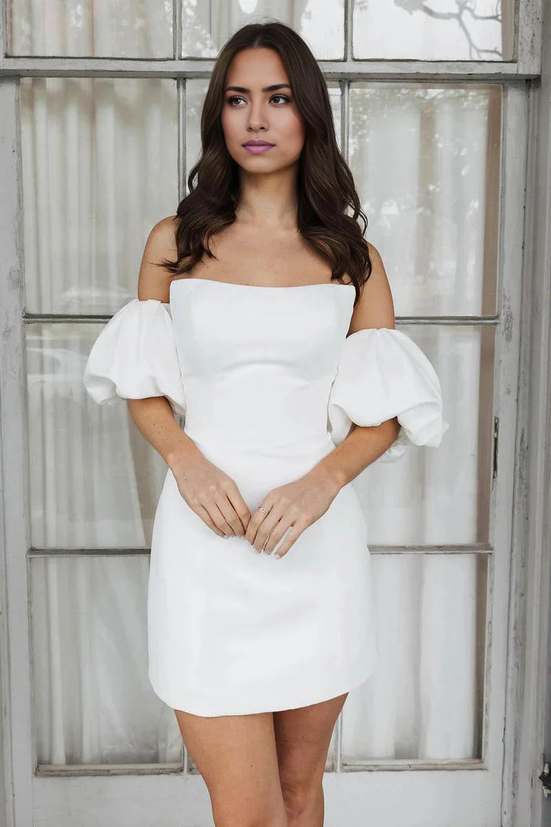 Trägerloses, schulterfreies, kurzes Brautkleid aus Satin