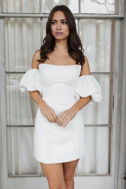 Trägerloses, schulterfreies, kurzes Brautkleid aus Satin