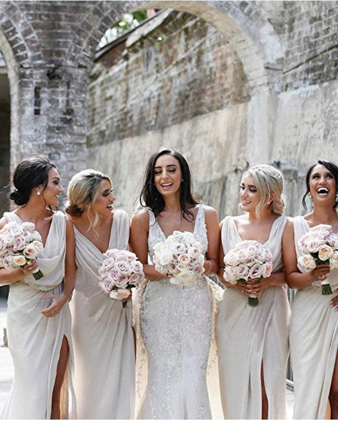 Vestido de dama de honor de sirena/trompeta, escote en V, sin mangas, elegante, cola larga/cortada, de gasa con pliegues, abertura frontal y fruncido.