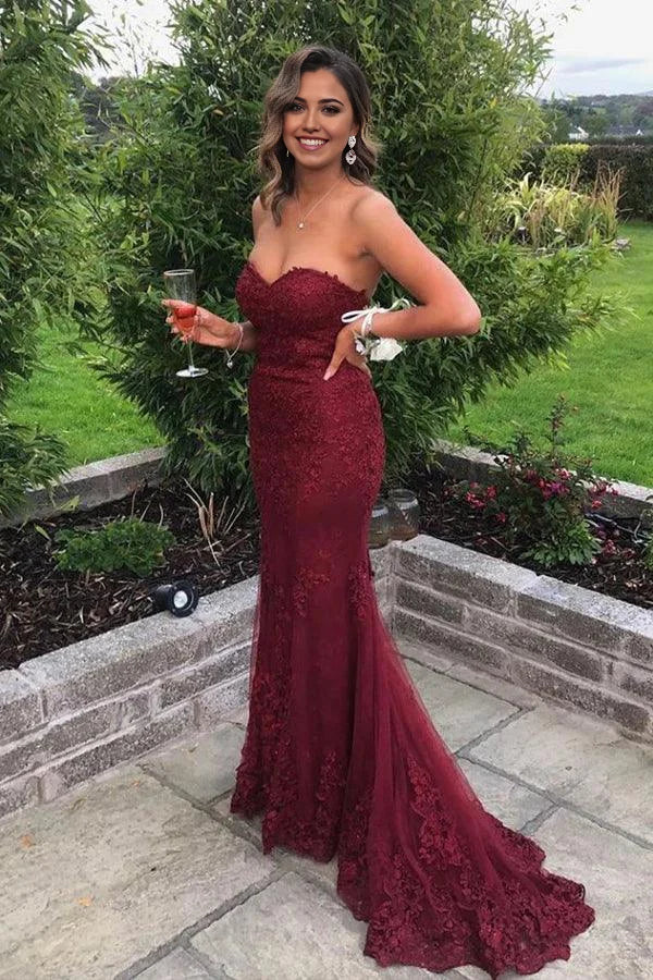 Vestido de noche de sirena con escote corazón y encaje burdeos sin tirantes