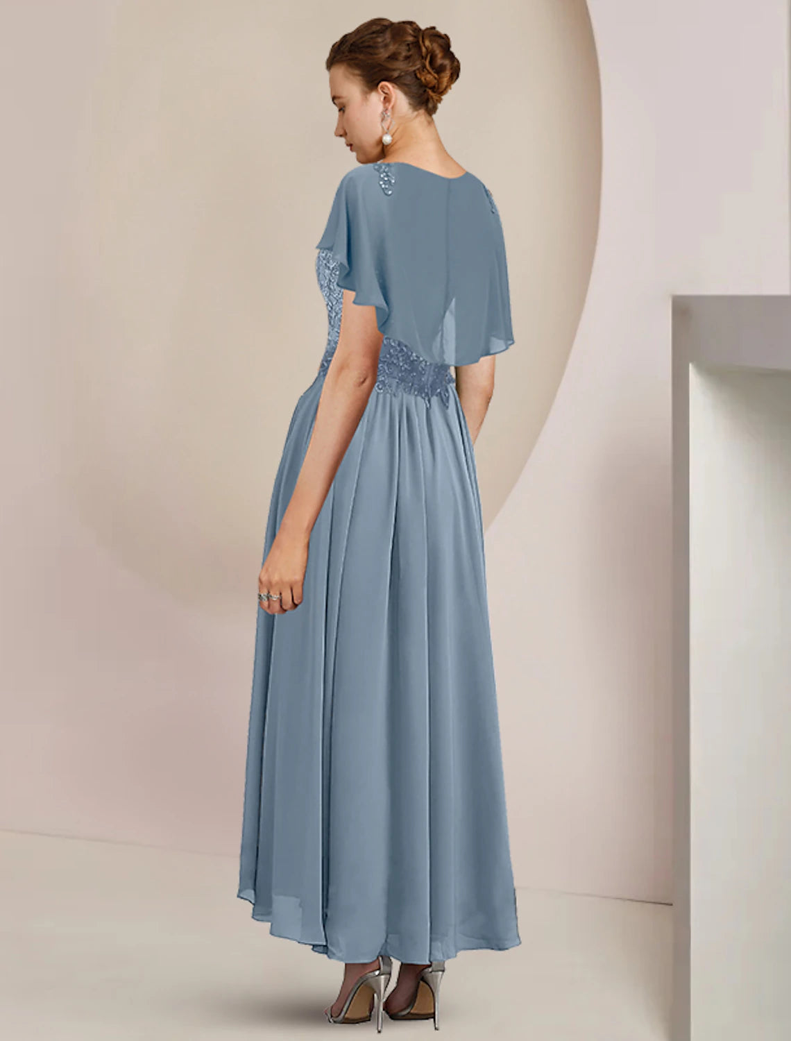 Vestido elegante de madre de la novia de corte A, escote redondo, largo hasta la rodilla, de gasa, con encaje, sin mangas y apliques de cuentas