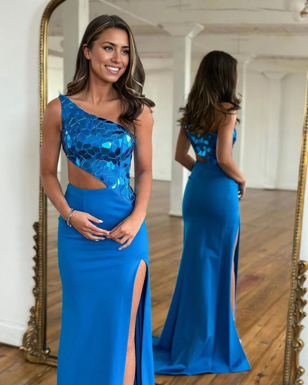 Vestido de fiesta con lentejuelas y un hombro descubierto, corte espejo