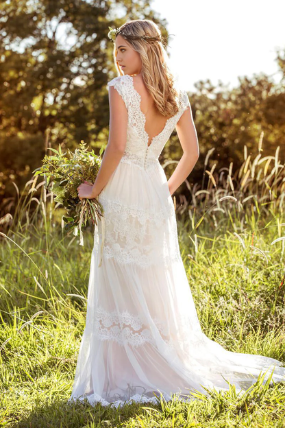 A-Linien-Brautkleid mit V-Ausschnitt, langen Flügelärmeln, applizierter Spitze und Tüll