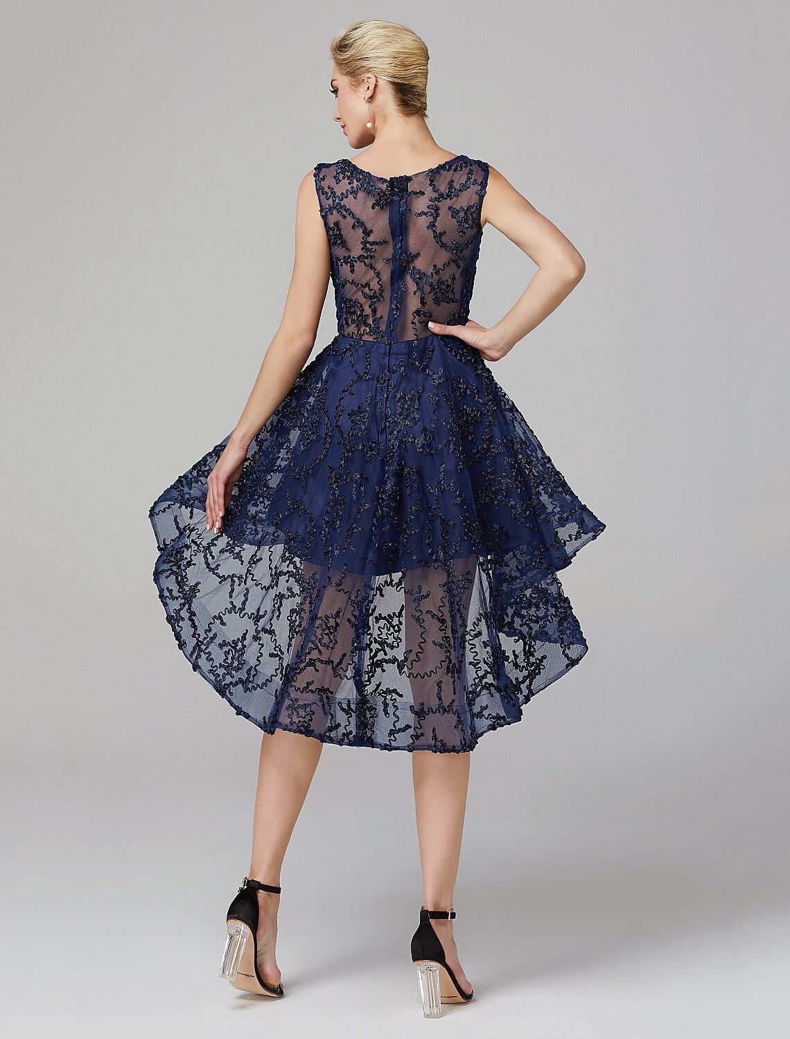 Vestido de novia corte A asimétrico sin mangas con escote ilusión de tul y apliques