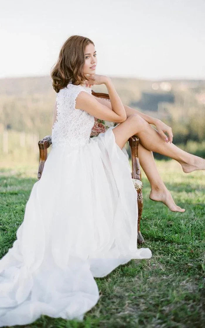 Vestido de novia estilo bohemio con encaje hasta el suelo y escote en forma de cerradura en la espalda