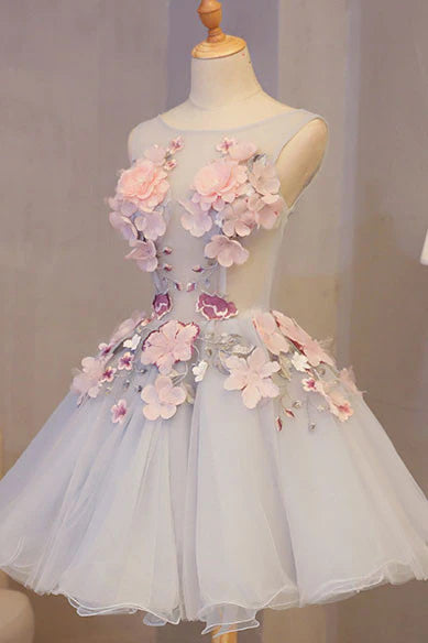 Vestido de fiesta corto con apliques y cuello redondo