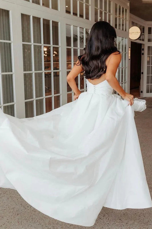 A-Linie trägerlose Satin-Brautkleider mit Schlitz
