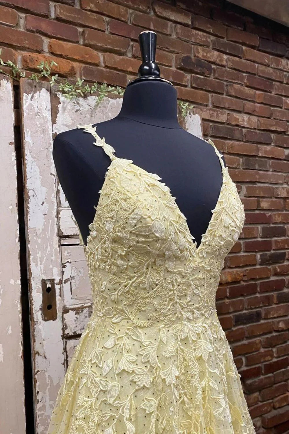 Vestido de fiesta largo amarillo con tirantes finos, corte A y apliques
