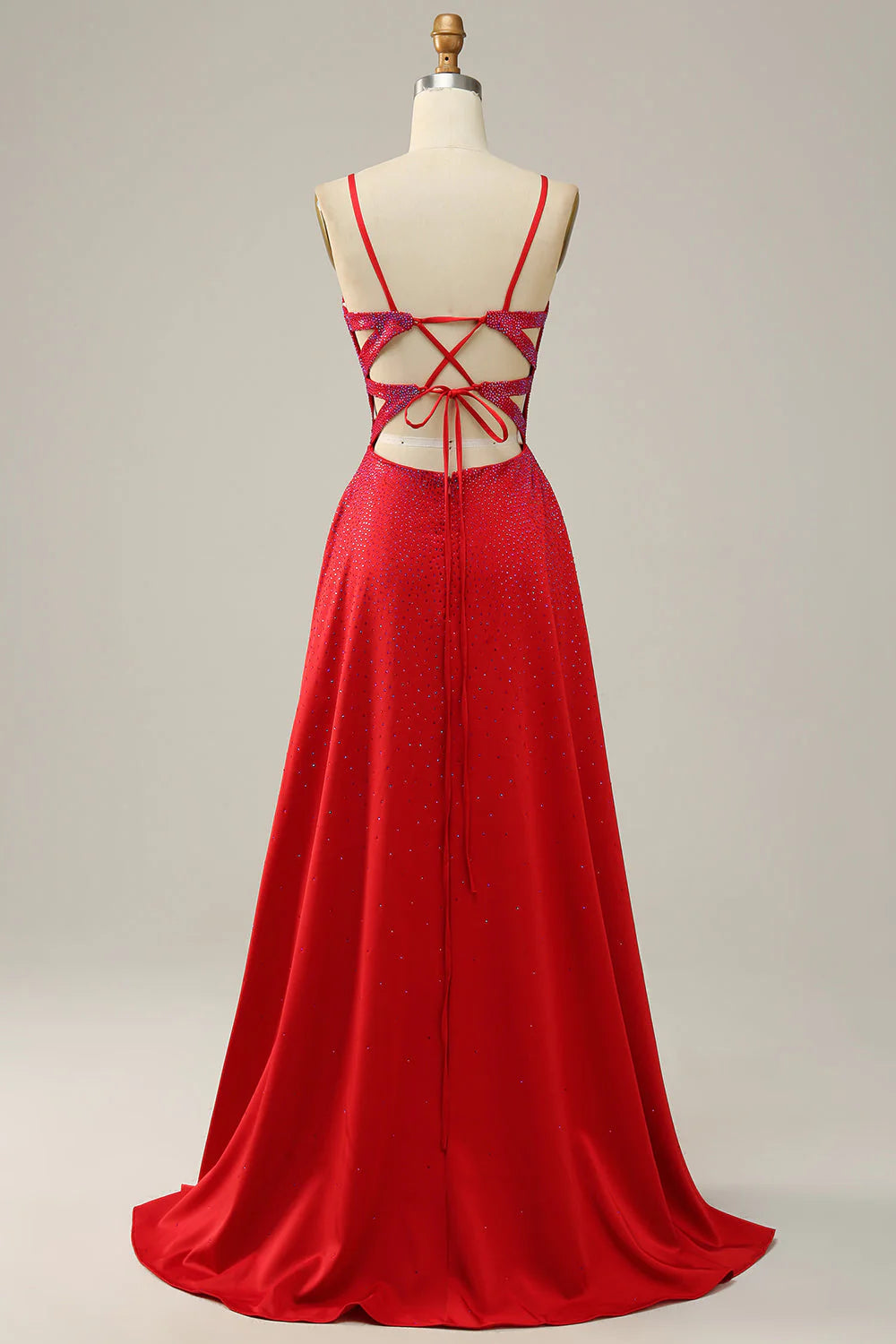 Vestido de fiesta largo con tirantes finos en color rojo y cuentas