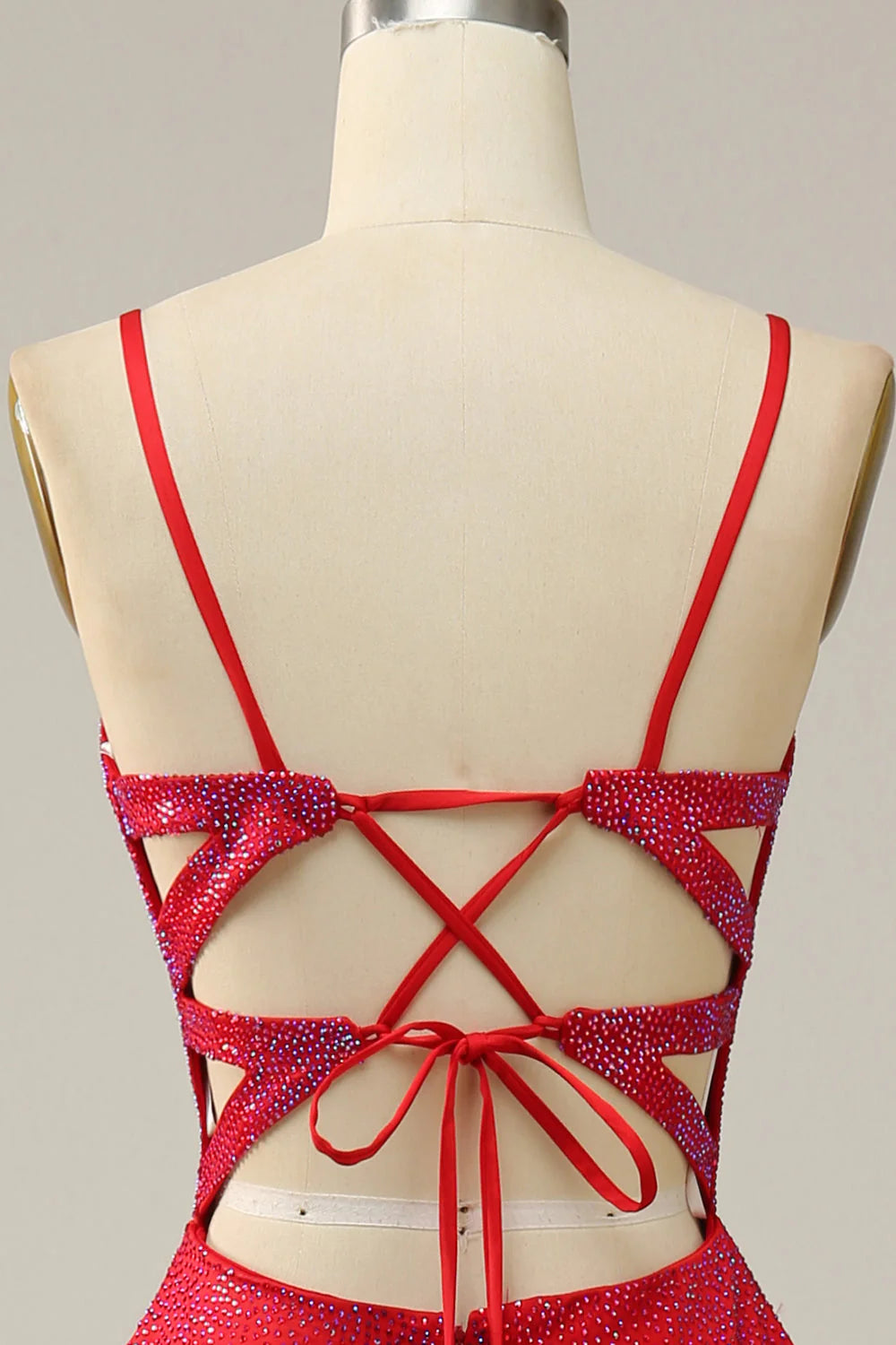 Vestido de fiesta largo con tirantes finos en color rojo y cuentas