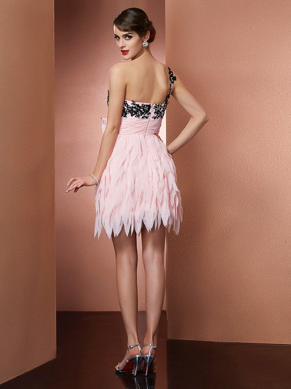 Vestidos de fiesta cortos de gasa con corte A/princesa, sin mangas, con un solo hombro y flores hechas a mano