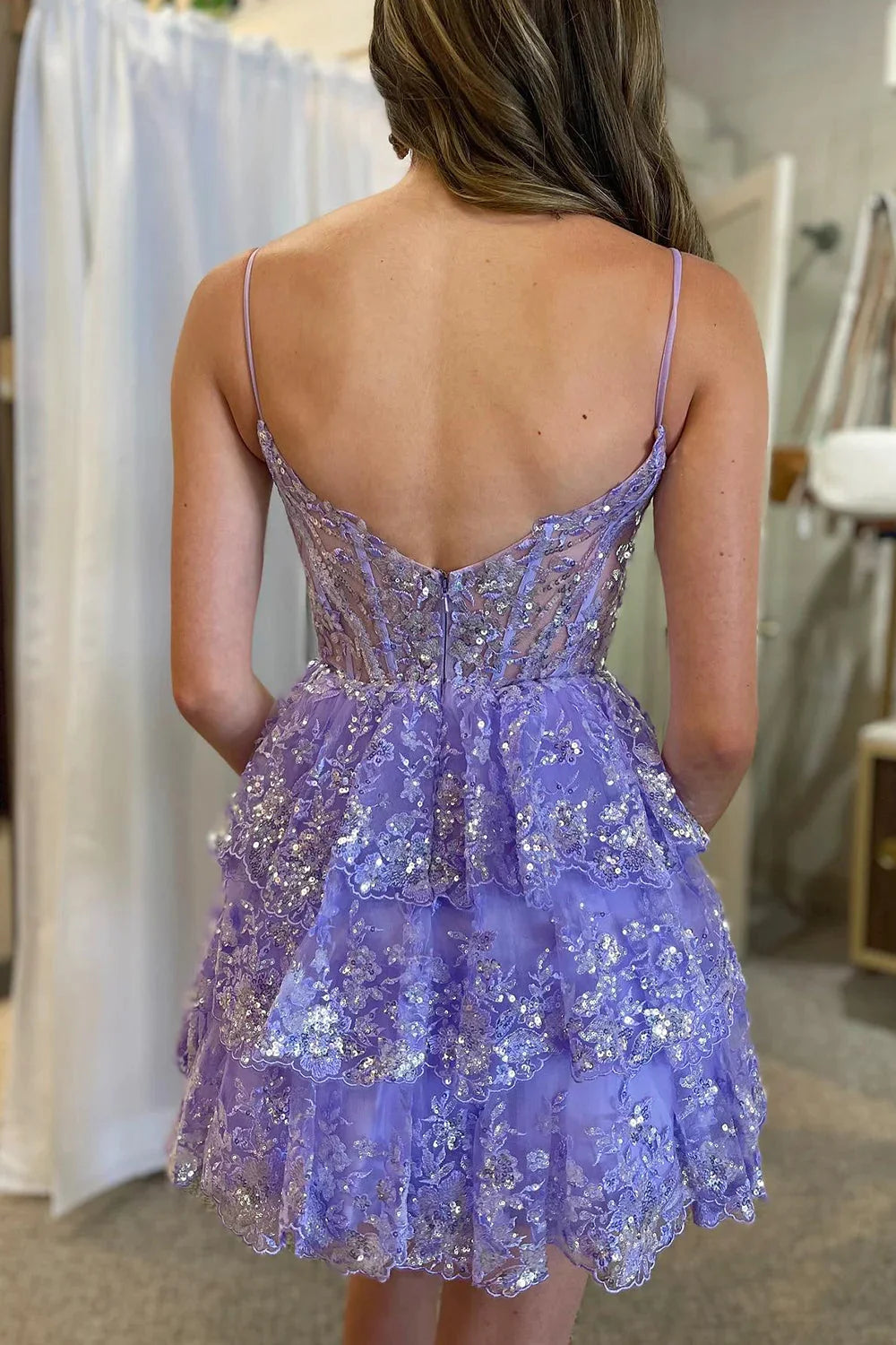 Bonito vestido de fiesta de corte A con tirantes finos, apliques y lentejuelas