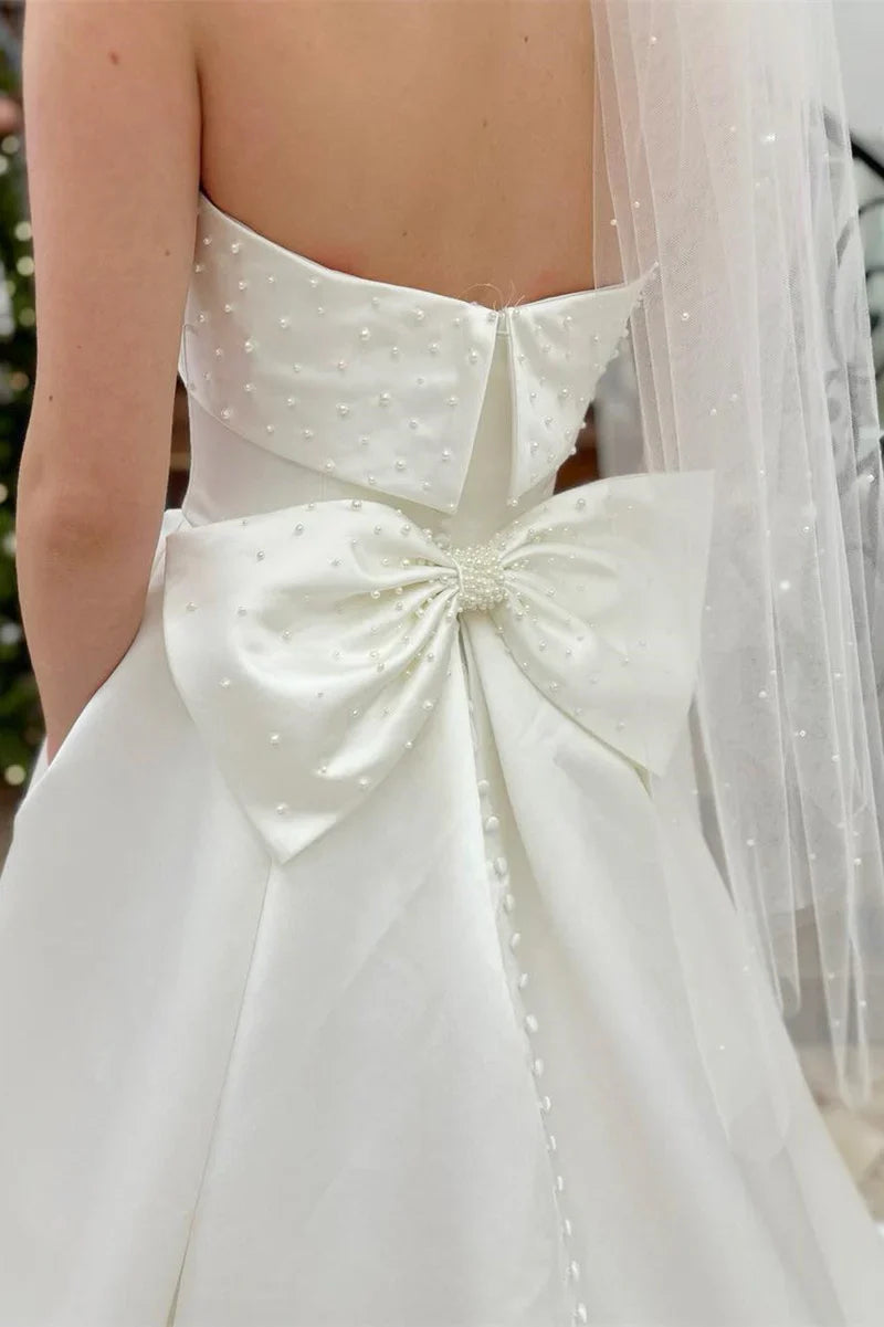 A-Linien-Brautkleid mit trägerlosem Rücken und Perlen