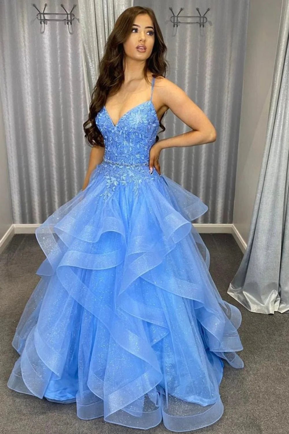 Vestido de fiesta largo azul con tirantes finos, corte princesa, corte A y apliques