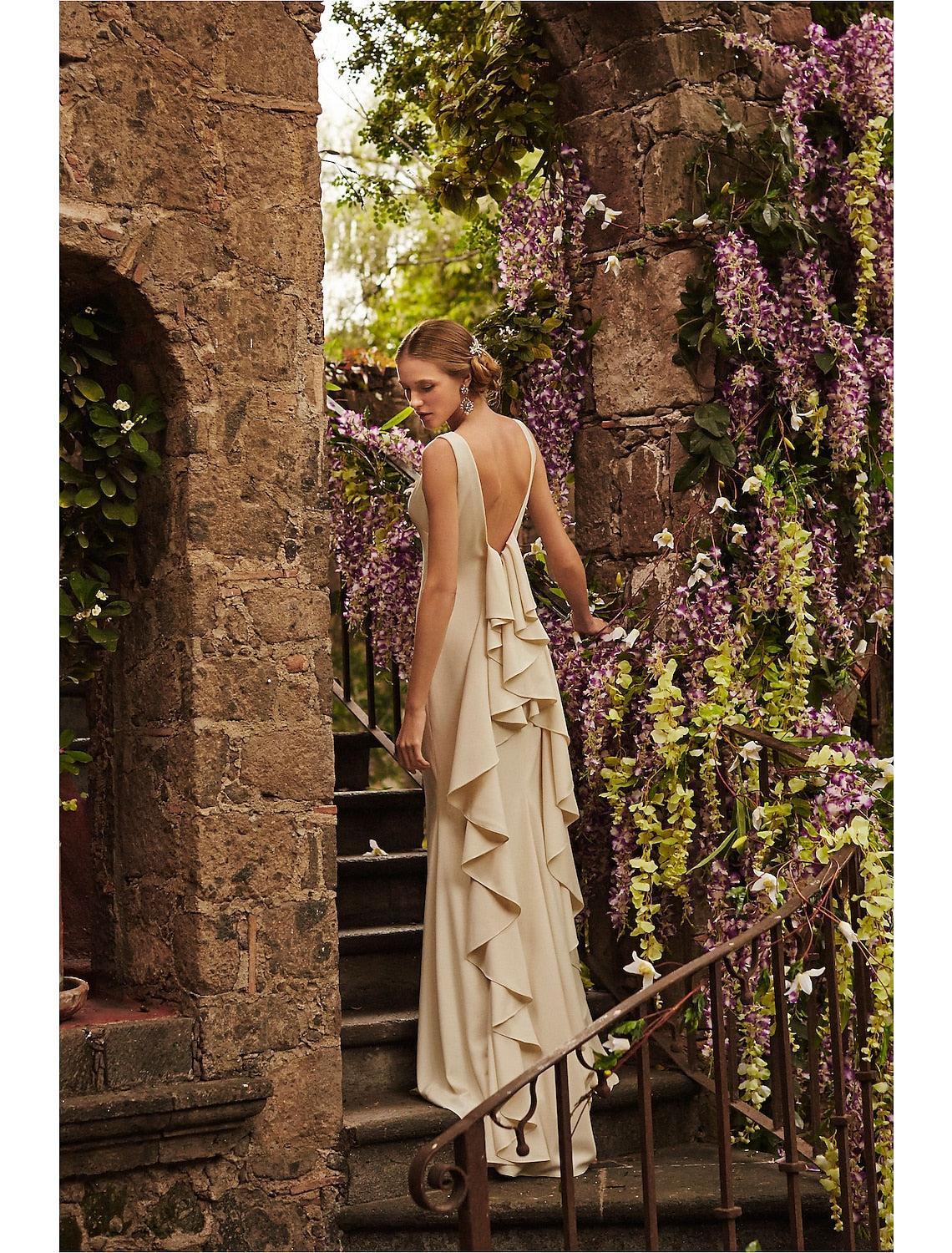 Saal Offener Rücken Lässige Brautkleider Etui-/Säulen-Brautkleider mit Rundhalsausschnitt Ärmellos Sweep/Pinsel Schleppe Stretch-Stoff Brautkleider mit Drapierung