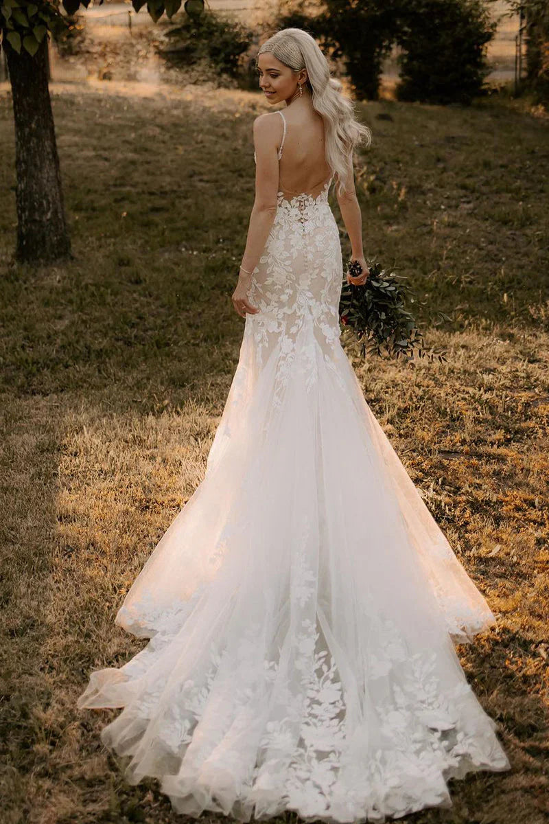 Vestidos de novia de tul con escote en V y apliques de sirena