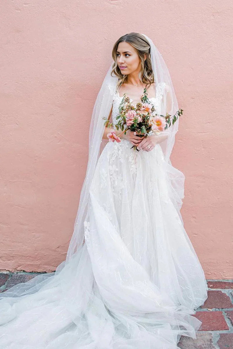 Vestidos de novia con escote en V y apliques de tul