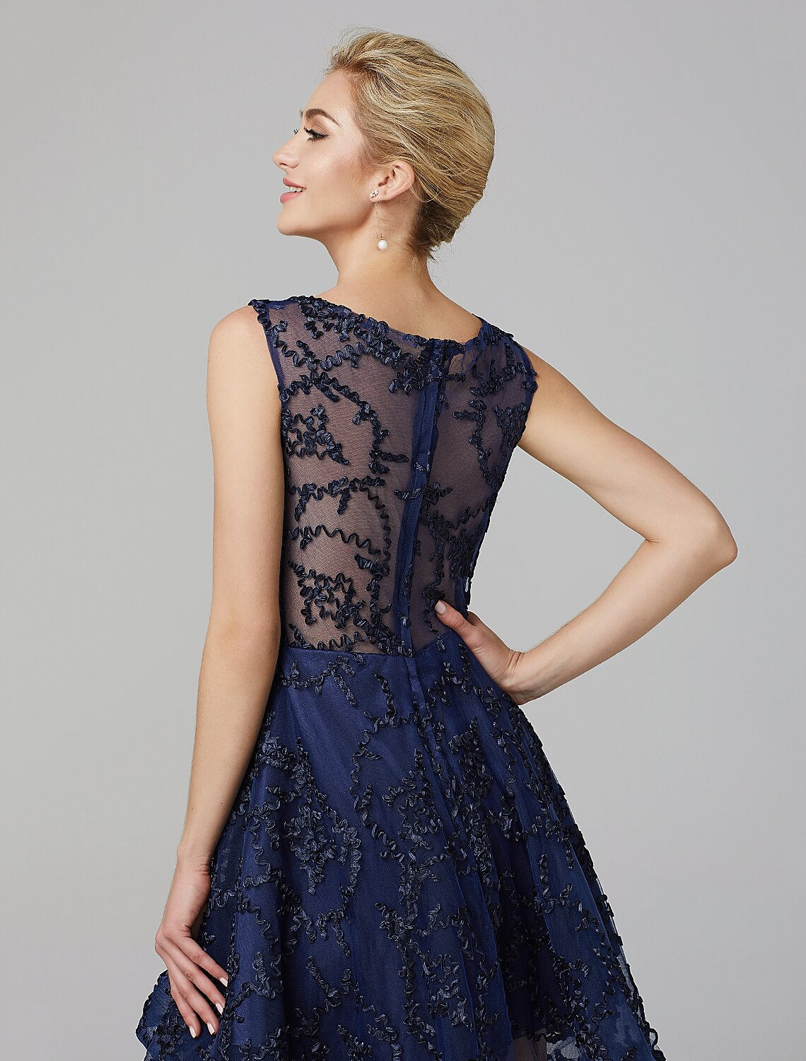 Vestido de novia corte A asimétrico sin mangas con escote ilusión de tul y apliques