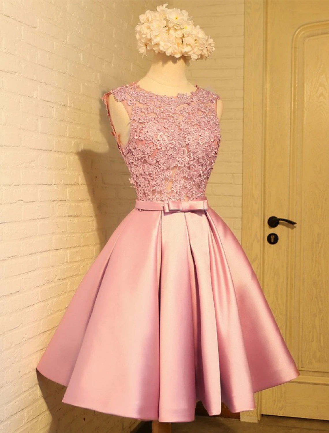 Vestidos de fiesta de encaje con corte A y espalda abierta, hasta la rodilla, sin mangas, con cuello joya, de satén y mariposa