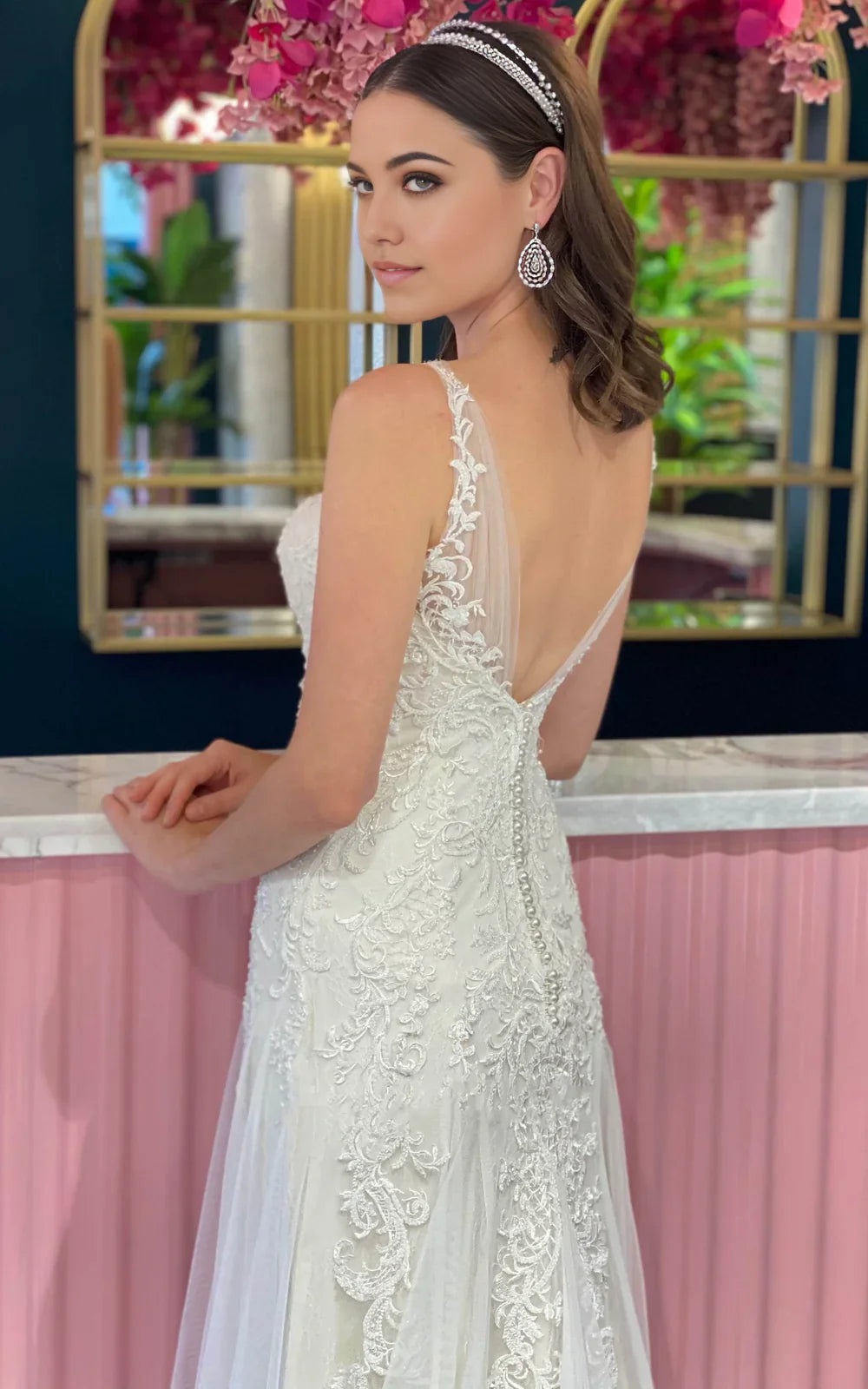 Vestido de novia de tul con encaje de sirena, escote en V, sin mangas, apliques y pliegues