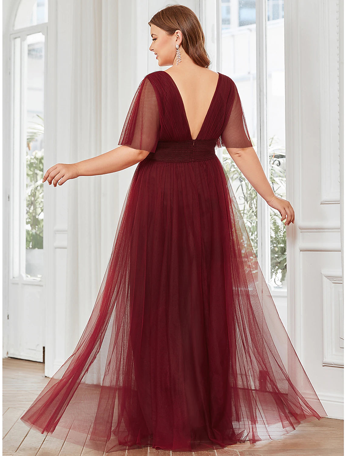 Vestido de dama de honor de corte A, escote en V, manga corta, talla grande, largo hasta el suelo, tul con volantes/drapeado