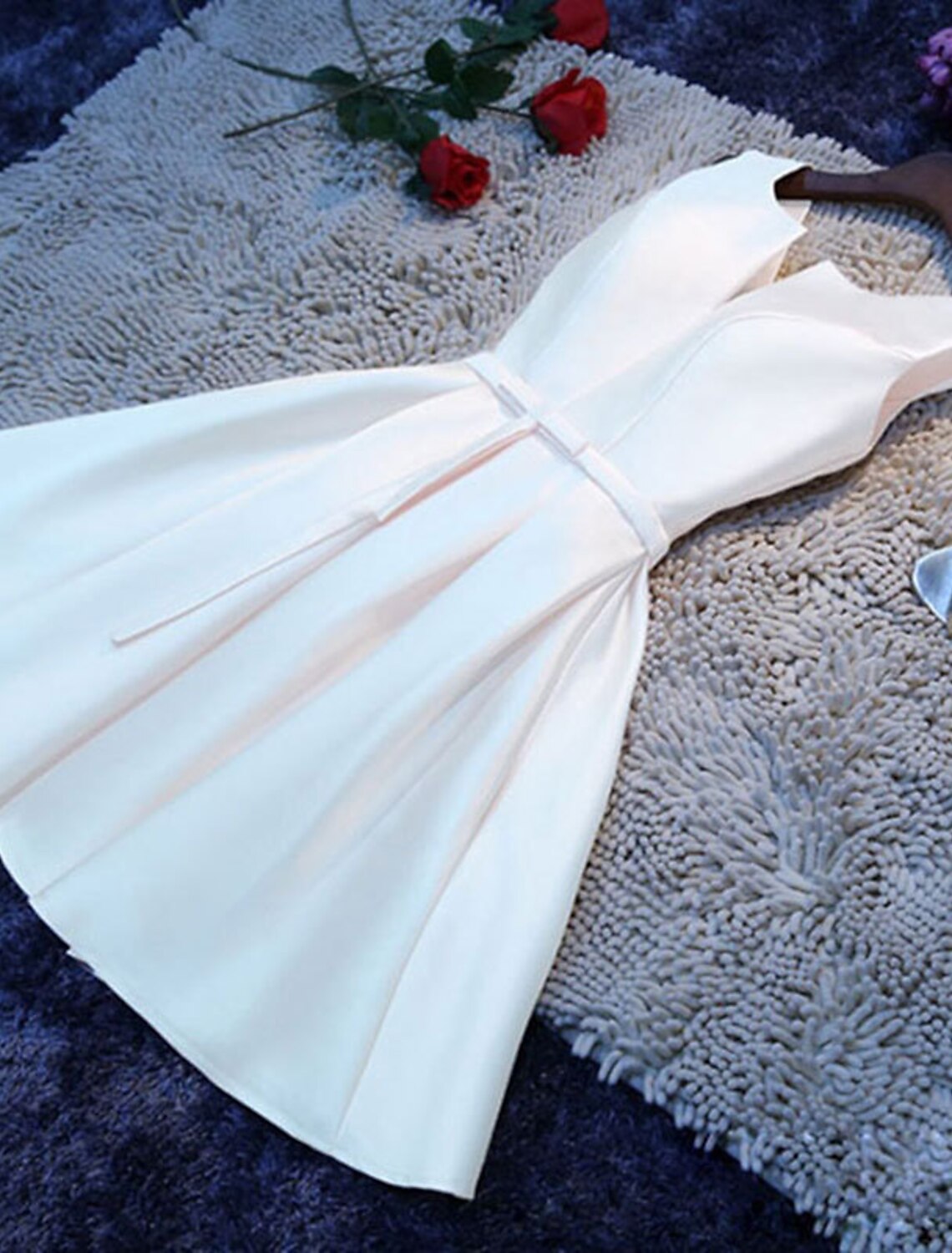 Vestido de dama de honor de corte A, escote joya, sin mangas, espalda hermosa, largo hasta la rodilla, satén con lazo(s)/banda