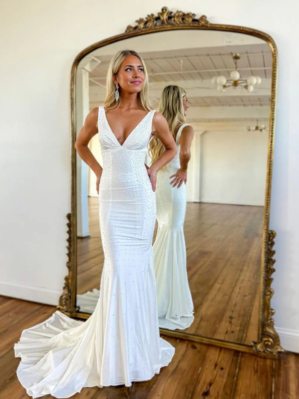 Vestido de fiesta largo de satén con escote en V profundo y cuentas de sirena