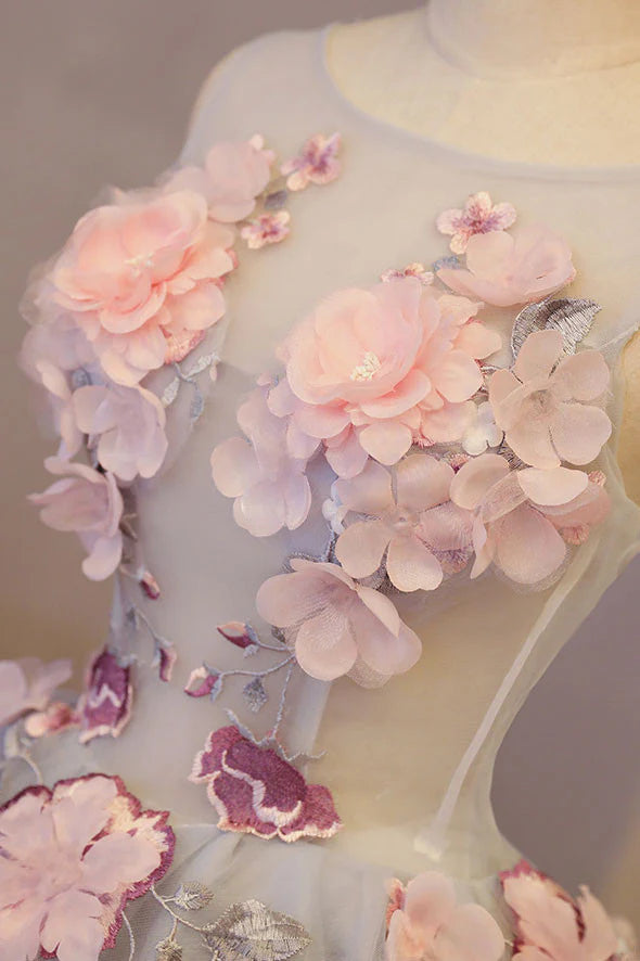 Vestido de fiesta corto con apliques y cuello redondo