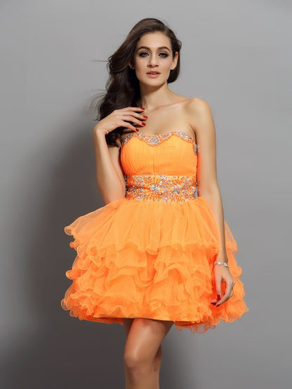 Vestidos de cóctel cortos de satén sin mangas con escote corazón y volantes de corte princesa